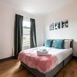 4Br Home In Great Location Close To Transport
